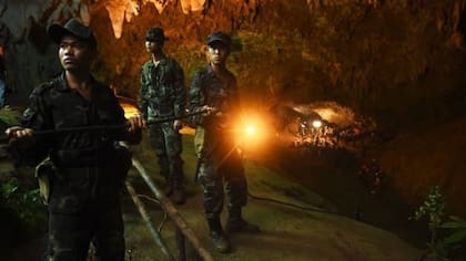 Expertos rescatistas de varias partes del mundo viajaron a Tailandia en junio de 2018 para sacar a los niños atrapados en una cueva.