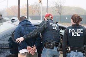 Expertos revelan qué hacer si los agentes del ICE tocan tu puerta