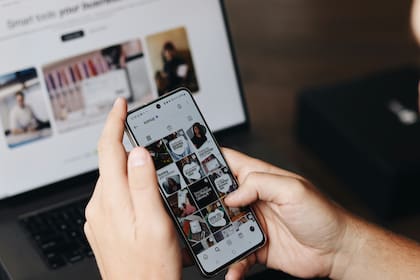 Expertos señalan que compartir detalles de la vida en redes sociales es una forma de escapar de la realidad (Unsplash)