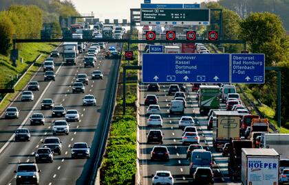 Expertos subrayan la urgencia de abandonar combustibles fósiles para frenar el calentamiento global y proteger los sumideros naturales