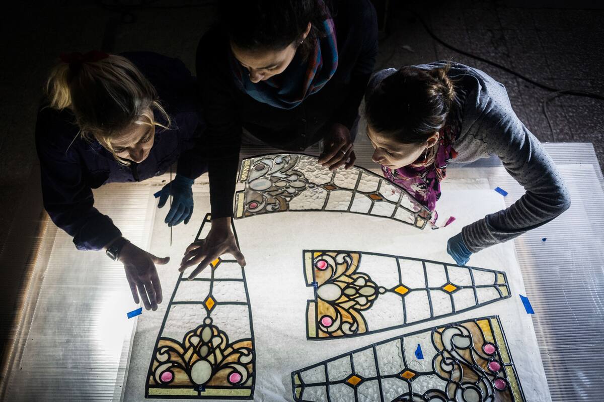 Expertos trabajan en la restauración de los vitales de la Confitería del Molino