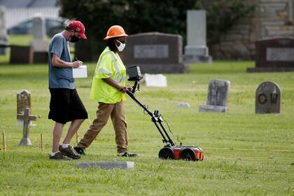 Expertos usan un radar de tierra para tratar de detectar restos de afroestadounidenses asesinados durante una brutal matanza en Tulsa, Oklahoma, enterrados en fosas comunes del Cementerio de Oaklawn, en Tulsa, el 17 de julio del 2020. (AP Photo/Sue Ogrocki File)