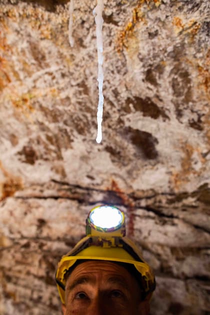 Explorando el interior del Puente del Diablo.