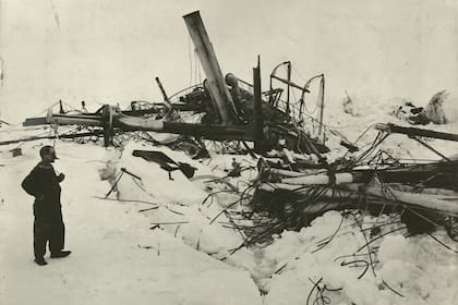 Explorer Frank Wild (1873 - 1939) mirando los restos del 'Endurance' durante la Expedición Transantártica Imperial, 1914-17, dirigida por Ernest Shackleton. (Foto de Frank Hurley/Scott Polar Research Institute, Universidad de Cambridge/Getty Images)