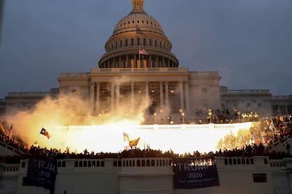 Explosión causada por una munición policial mientras partidarios del presidente de Estados Unidos, Donald Trump, se reúnen frente al edificio del Capitolio de Estados Unidos en Washington, Estados Unidos, el 6 de enero de 2021.