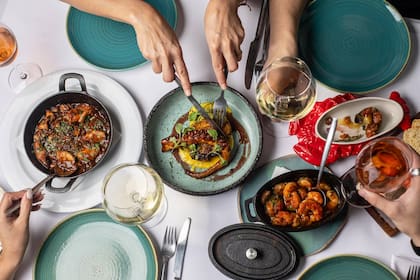 El chef invitado Darío Gualtieri cocina junto a David Ribulgo, chef de la casa, en un menú por pasos centrado en pescados frescos y mariscos de la Patagonia