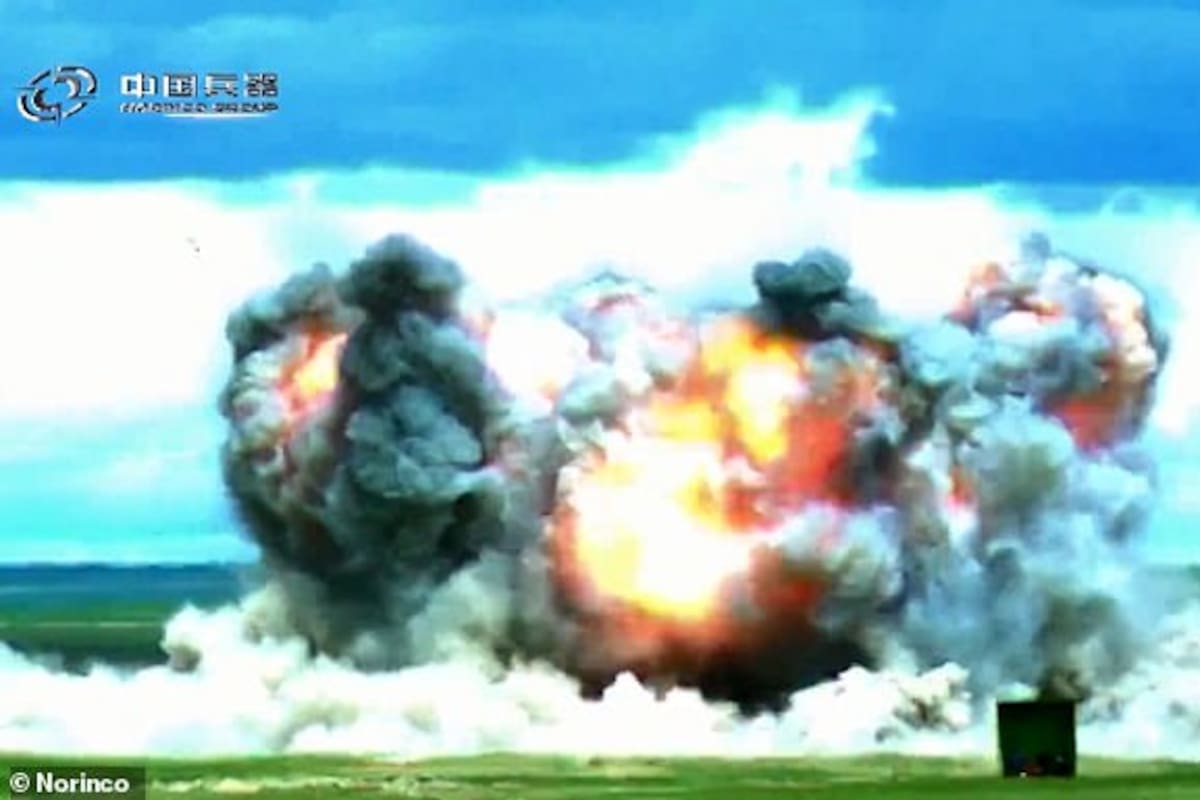 Explosión de la "versión china de la madre de todas las bombas" en un ensayo de lanzamiento aéreo en China.