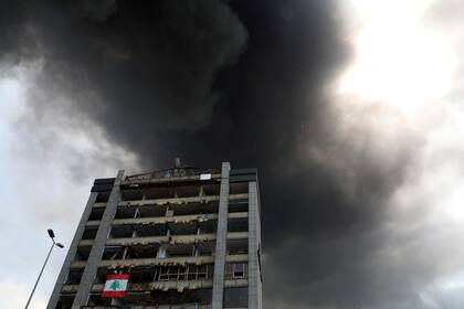 Un vocero del Ejército indicó que se había incendiado un "almacén de aceite y neumáticos" en la zona y que estaban ya trabajando para extinguir las llamas