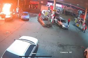 Le pusieron al auto el combustible incorrecto y se prendió fuego en la estación de servicio