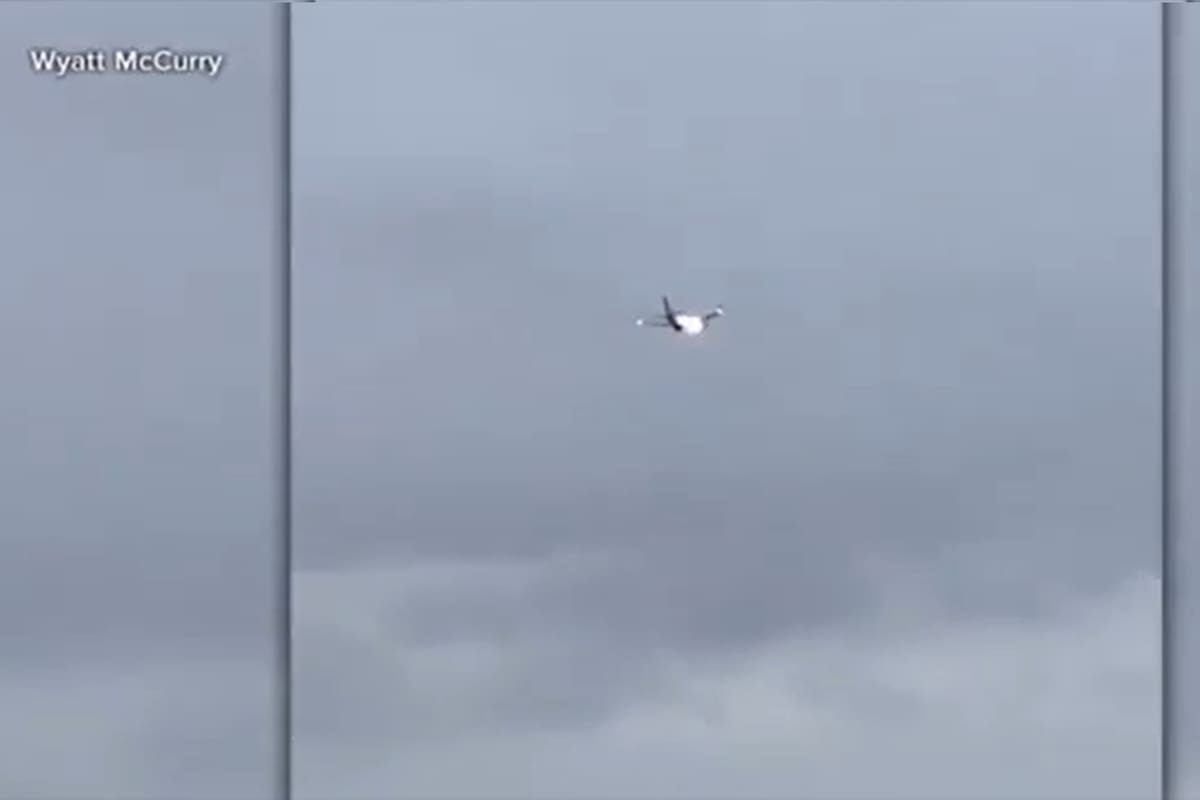 Explosión en uno de los motores de un avión que succionó un conejo