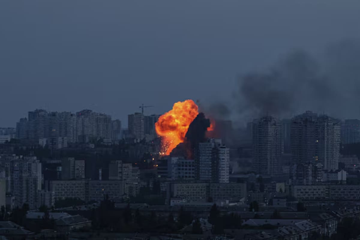 Explosión tras un ataque aéreo ruso sobre Kiev, en la madrugada del 6 de junio