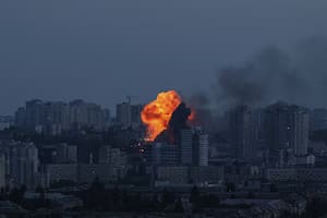 Explosión tras un ataque aéreo ruso sobre Kiev, en la madrugada del 6 de junio
