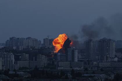 Explosión tras un ataque aéreo ruso sobre Kiev, en la madrugada del 6 de junio