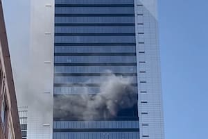 Evacúan una torre en Madrid por una explosión y una fuerte columna de humo