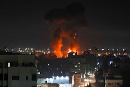 Explosiones en Ciudad de Gaza por el ataque de las fuerzas israelíes