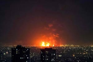 Explosiones estallan tras los ataques a la refinería de petróleo de Teherán