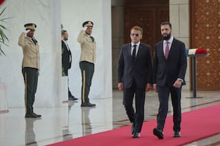 Explosiones sacuden Damasco mientras el presidente francés Macron visita Siria