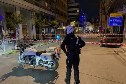 Explota presunta bomba cerca de oficinas de empresa ferroviaria griega en Atenas