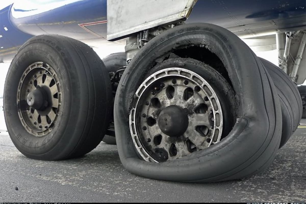 Explota un neumático de un Boeing 757 durante un mantenimiento en Delta Airlines en Atlanta, Georgia. Dos empleados de Delta mueren.