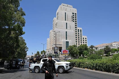 Explotaron dos bombas cerca del hotel donde se aloja Emmanuel Macron en su visita a Siria