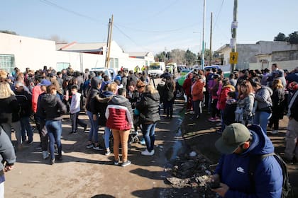 Esta mañana, la vicedirectora y un auxiliar murieron a causa de una explosión por una pérdida de gas