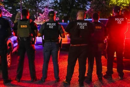 Exponen el negocio multimillonario detrás del plan de deportación masiva de inmigrantes en EE.UU.