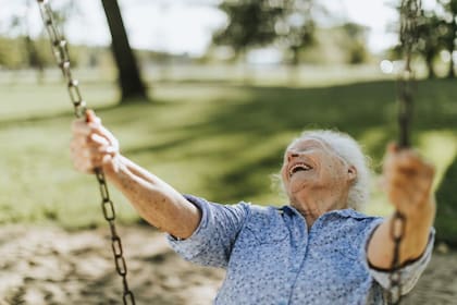 Exponerse al sol de cinco a treinta minutos al día, la mayoría de los días, es importante para obtener vitamina D (Archivo)