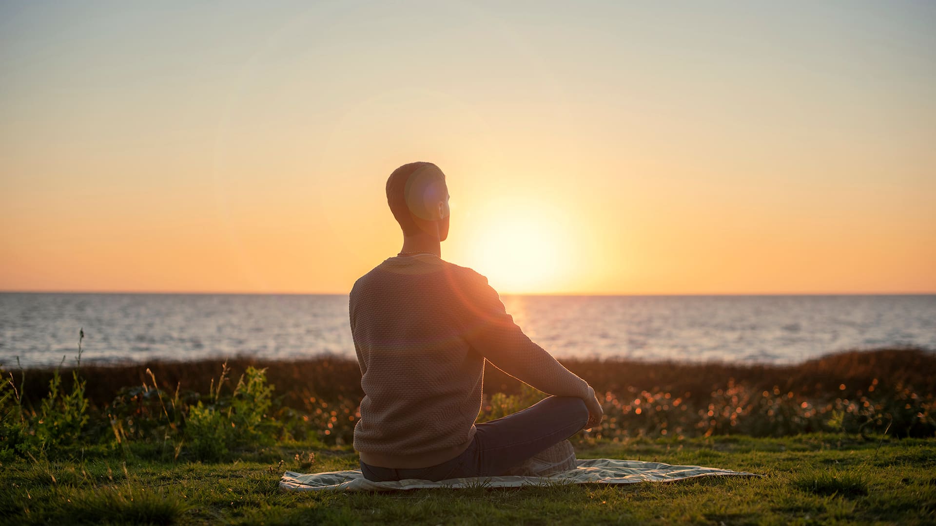 “Exponerse al sol en las primeras horas del día incrementa la generación de cortisol y prepara al cuerpo para dormir mejor a la noche", Andrew Huberman, divulgador de agenda científica vinculada a bienestar y longevidad del mundo