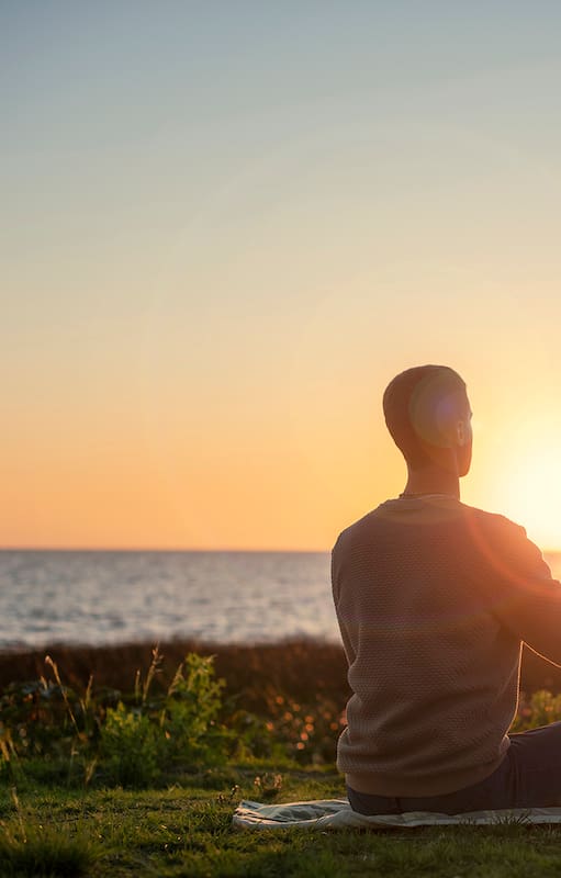 “Exponerse al sol en las primeras horas del día incrementa la generación de cortisol y prepara al cuerpo para dormir mejor a la noche", Andrew Huberman, divulgador de agenda científica vinculada a bienestar y longevidad del mundo