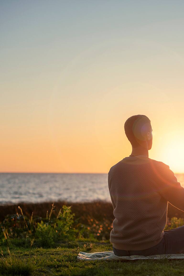 “Exponerse al sol en las primeras horas del día incrementa la generación de cortisol y prepara al cuerpo para dormir mejor a la noche", Andrew Huberman, divulgador de agenda científica vinculada a bienestar y longevidad del mundo