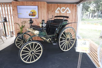 Exposición de autos antiguos Autoclasica en el Hipódromo de San Isidro.
