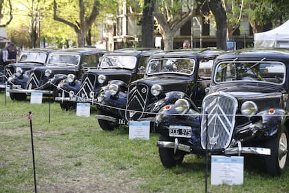Exposición de autos antiguos Autoclasica en el Hipódromo de San Isidro.