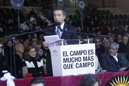 "El populismo demagógico cree que todo se resuelve con algunos pesos y mucha publicidad", soltó el titular de la SRA