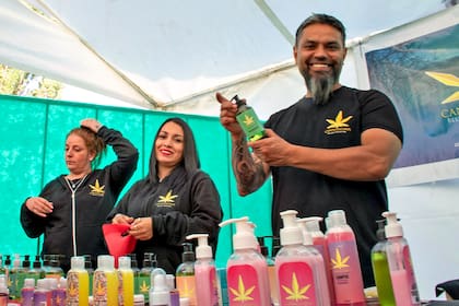 Expositores en la feria de El Hoyo