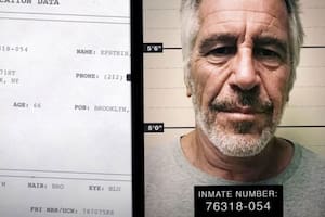 Expresidente Clinton da explicaciones sobre sus fotos en los archivos Epstein