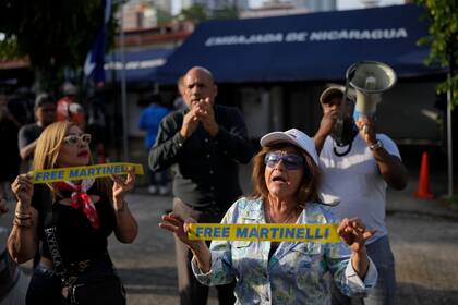 Expresidente panameño debe dejar embajada de Nicaragua para viajar al exilio tras recibir permiso