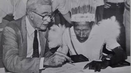 Expresidente Virgilio Barco junto a al Cacique Fairito en La Chorrera en 1988