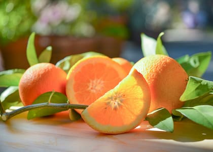 Exprimir las naranjas y mezclar el jugo con el líquido de la zanahoria es uno de los pasos para el jugo