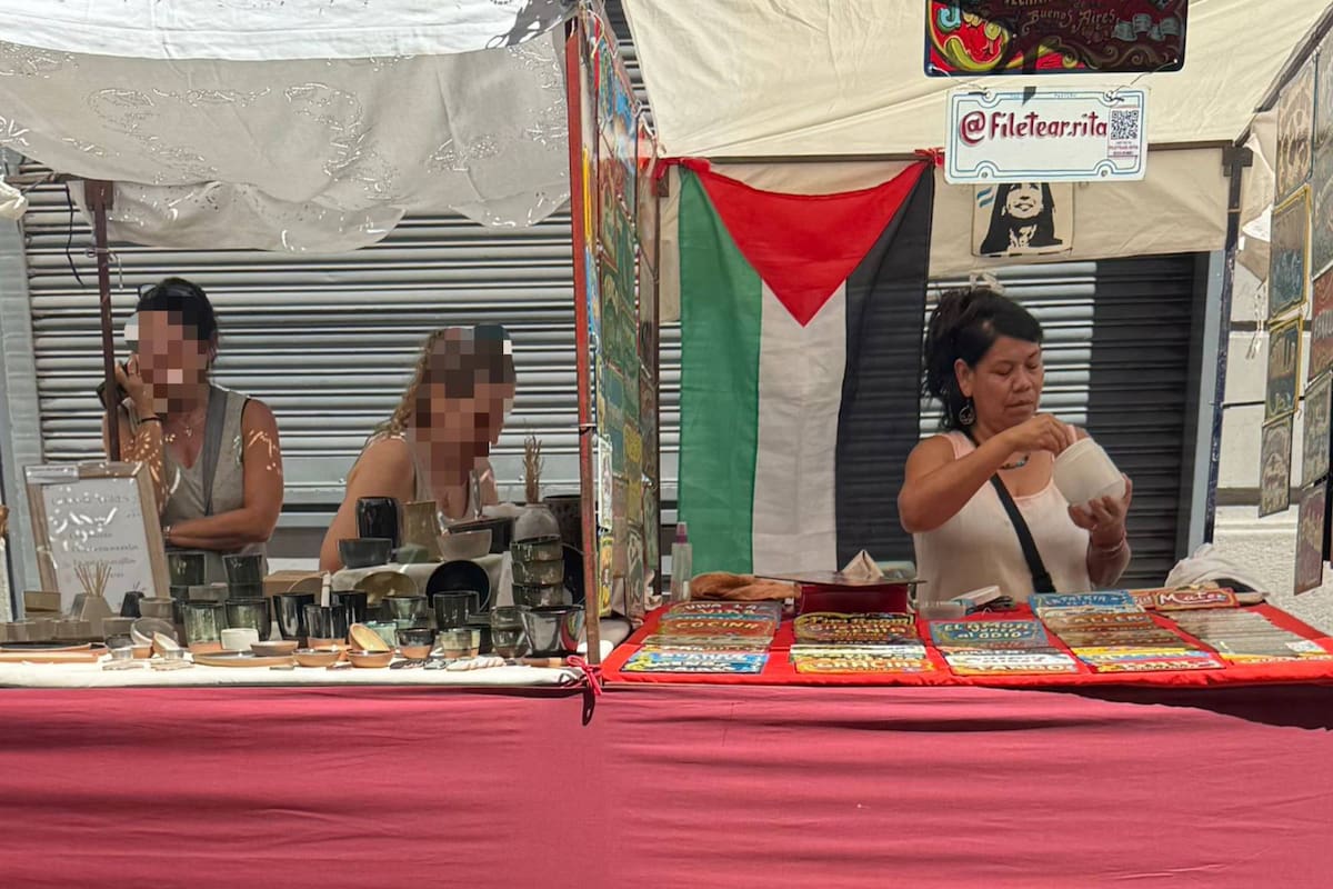 Expulsaron a una feriante por ser judía y ahora la Ciudad les inhabilitó los permisos para seguir trabajando.