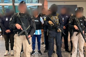 Bajo estrictas normas de seguridad, expulsaron del país a un integrante clave del clan narco de “Dumbo”