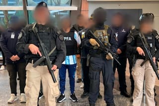 Bajo estrictas normas de seguridad, expulsaron del país a un integrante clave del clan narco de “Dumbo”
