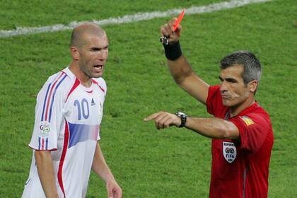 Expulsión insólita: Gueye se une a Zidane, Simunic y Hazard tras golpear a su compañero