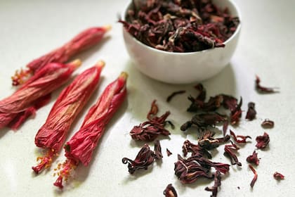 Extendido en infusiones, el Hibiscus contiene vitamina C, que refuerza el sistema inmunológico, y minerales como el calcio, el hierro y el magnesio.