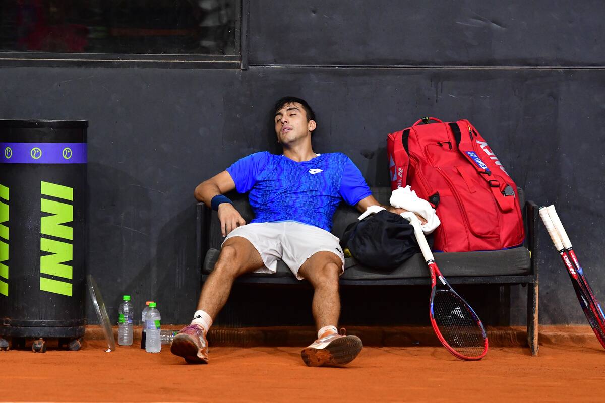Extenuado: así quedó Román Burruchaga al jugar casi siete horas en un día para ganar su primer título Challenger, en Brasil; en la final venció a Facundo Mena