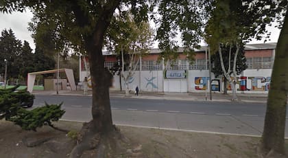 Exterior del Polideportivo en el que se despedirá al Indio Solari (Foto: Street View de Google Maps)