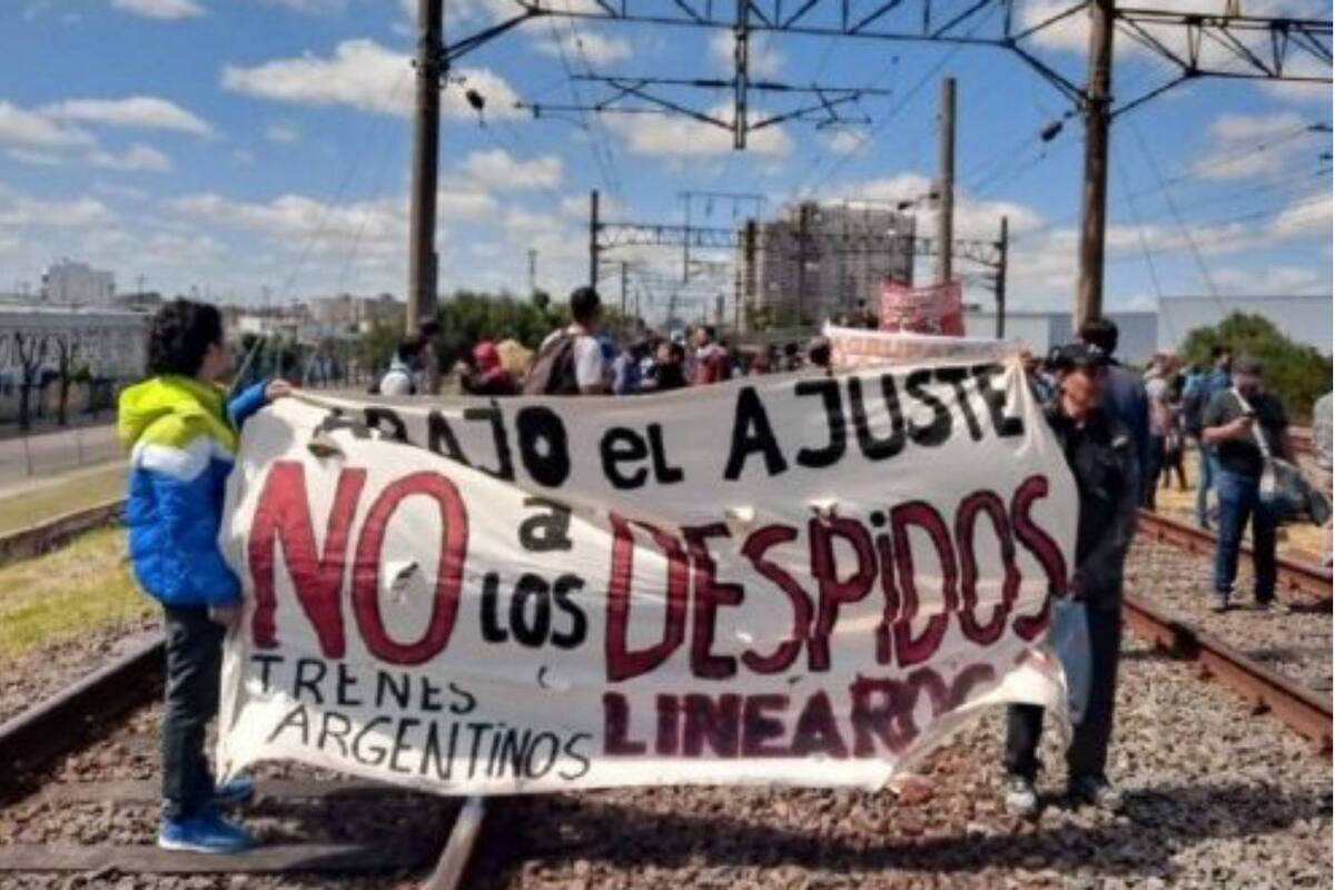 Extrabajadores del Roca cortaron el servicio a la altura de la estación Kosteki y Santillán para pedir ser reincorporados