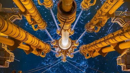 Extracción de petróleo en el Mar del Norte. La energía que se usa del petróleo se obtiene por la oxidación (combustión) de cadenas de hidrógeno y carbono