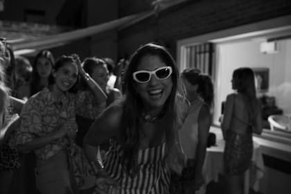 Exultante, la novia sonríe a cámara. Fue, sin dudas, un día inolvidable.