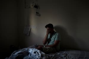 Eyal Barad en el refugio donde se escondió con su familia cuando hombres armados de Hamás atacaron al kibutz Nir Oz, en Israel, el 9 de noviembre de 2023. (Foto AP/Maya Alleruzzo)
