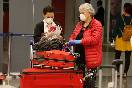 Guantes y barbijos, lo habitual hoy en Ezeiza